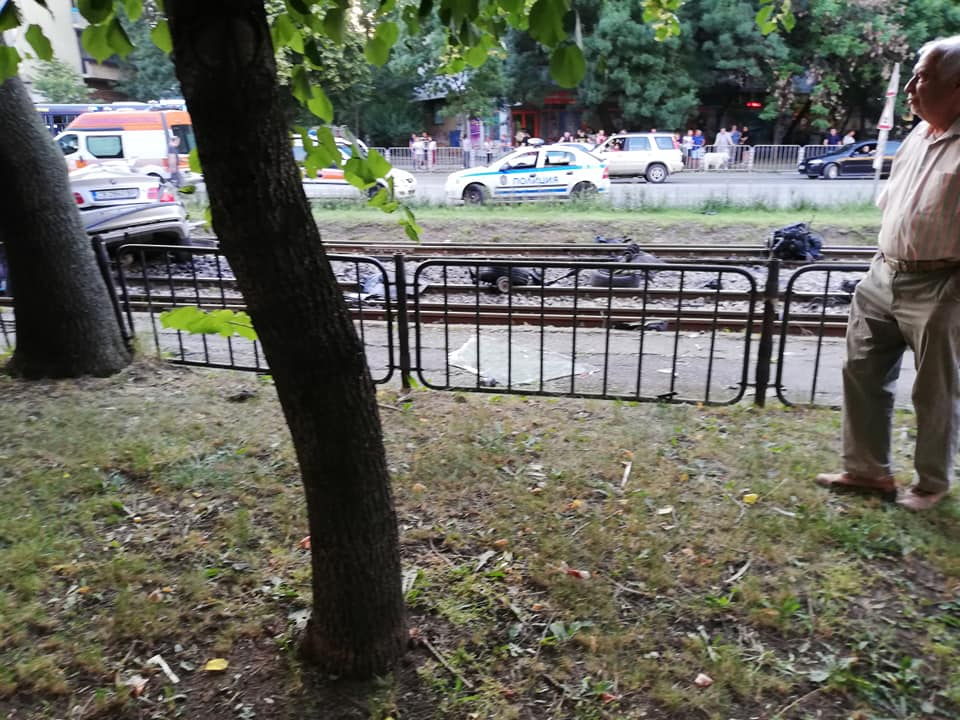 Извънредно и първо в БЛИЦ! Брутално верижно меле на столично кръстовище, жена бере душа, хвърчат линейки! (СНИМКИ)