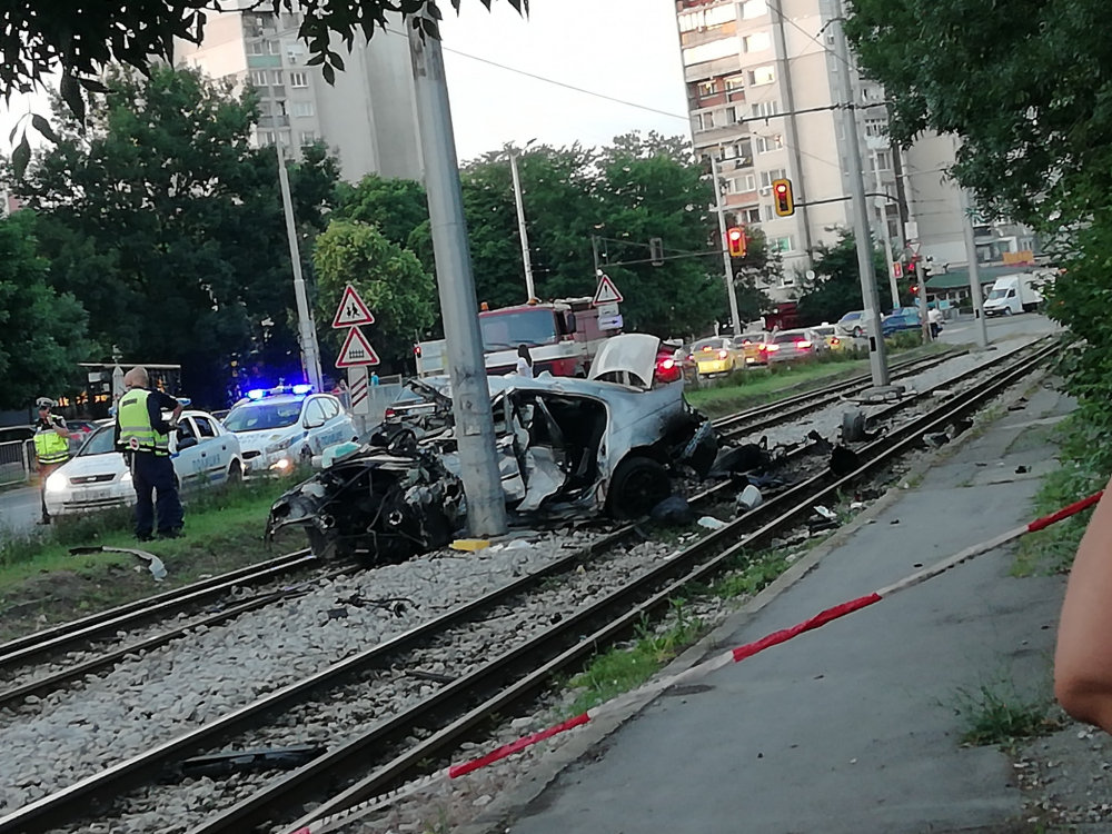 Извънредно и първо в БЛИЦ! Брутално верижно меле на столично кръстовище, жена бере душа, хвърчат линейки! (СНИМКИ)