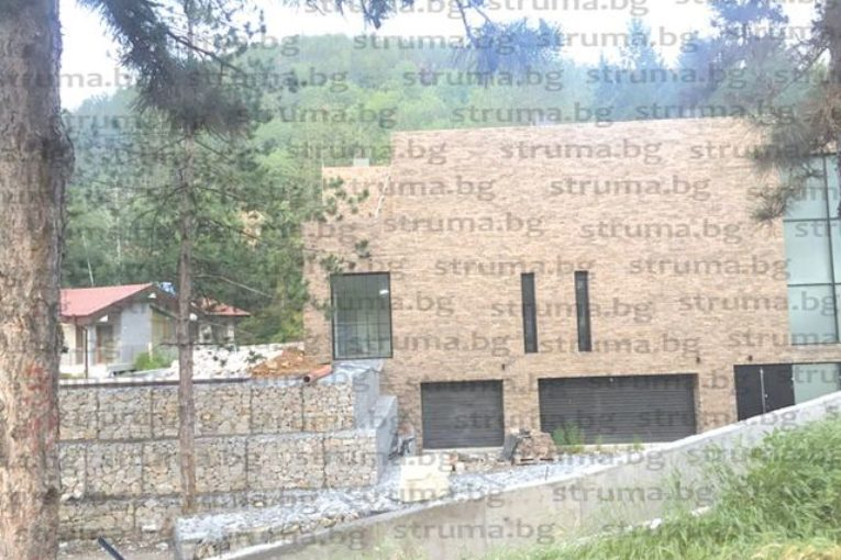 Тази къща бижу на бизнесмен привлича погледите в Благоевградско (СНИМКА)