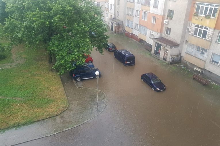 Страшна стихия връхлетя Благоевград, колите заплуваха по улиците (СНИМКИ)