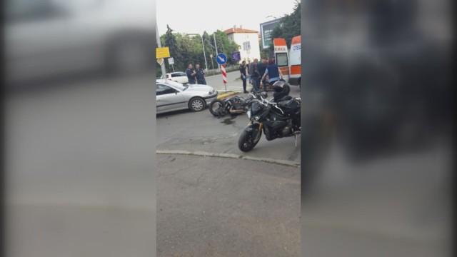 Меле на бул. "България"! Моторист пострада след удар с кола (СНИМКИ)