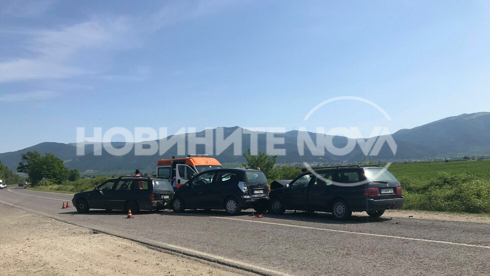 Страшна гледка: Смачкани ламарини, кръв и линейки след ужас край Казанлък! (СНИМКИ)