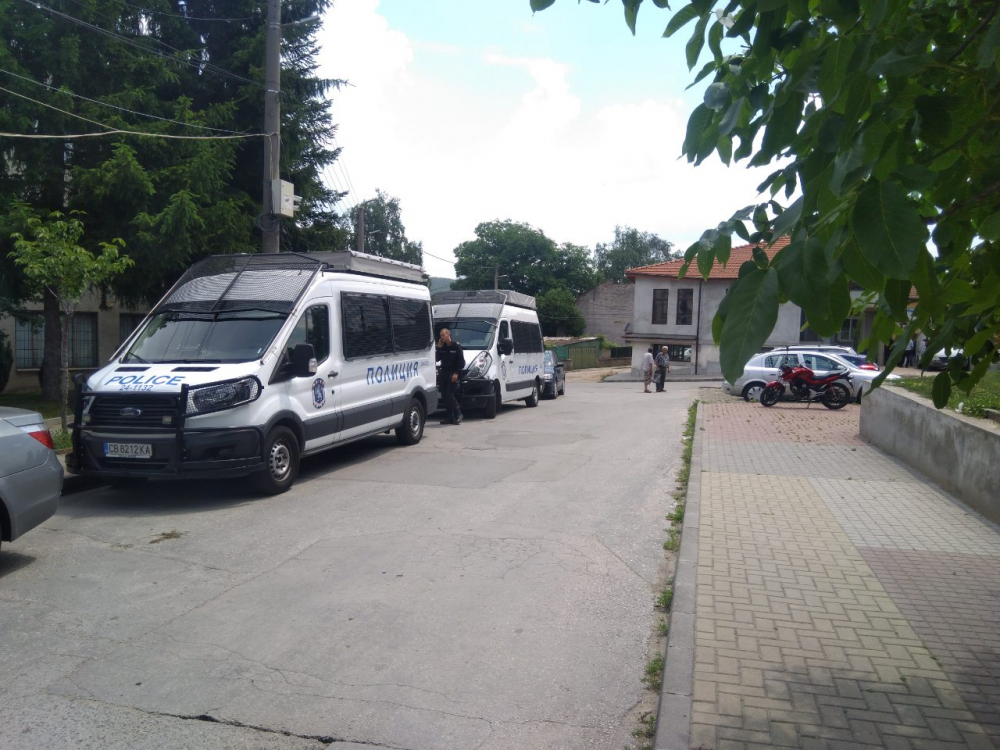 Съседи на арестувания кмет на Костенец шашнаха с разкритие, не е за вярване как го заварили униформените! (СНИМКИ)