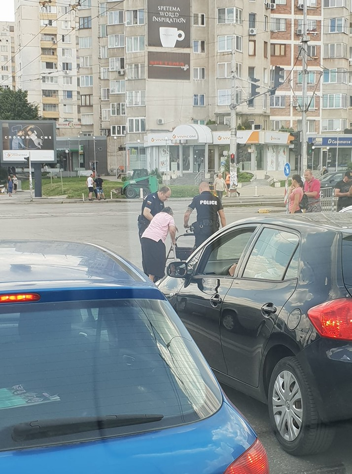 Само в  БЛИЦ! Цяла София говори за тези полицаи, които зарязаха всичко и... (СНИМКА)