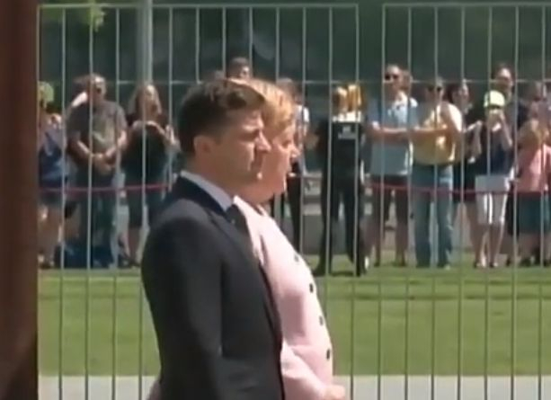 Меркел разкри защо се е тресяла като ударена от ток при срещата със Зеленски 