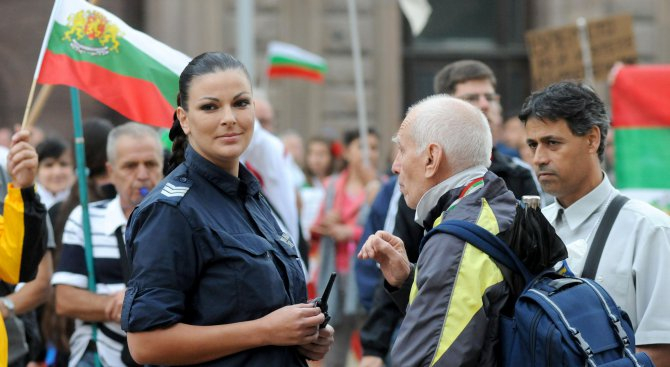 Помните ли полицайката Анна от „Нощта на белия автобус”? Не е за вярване какво се случва с красавицата 