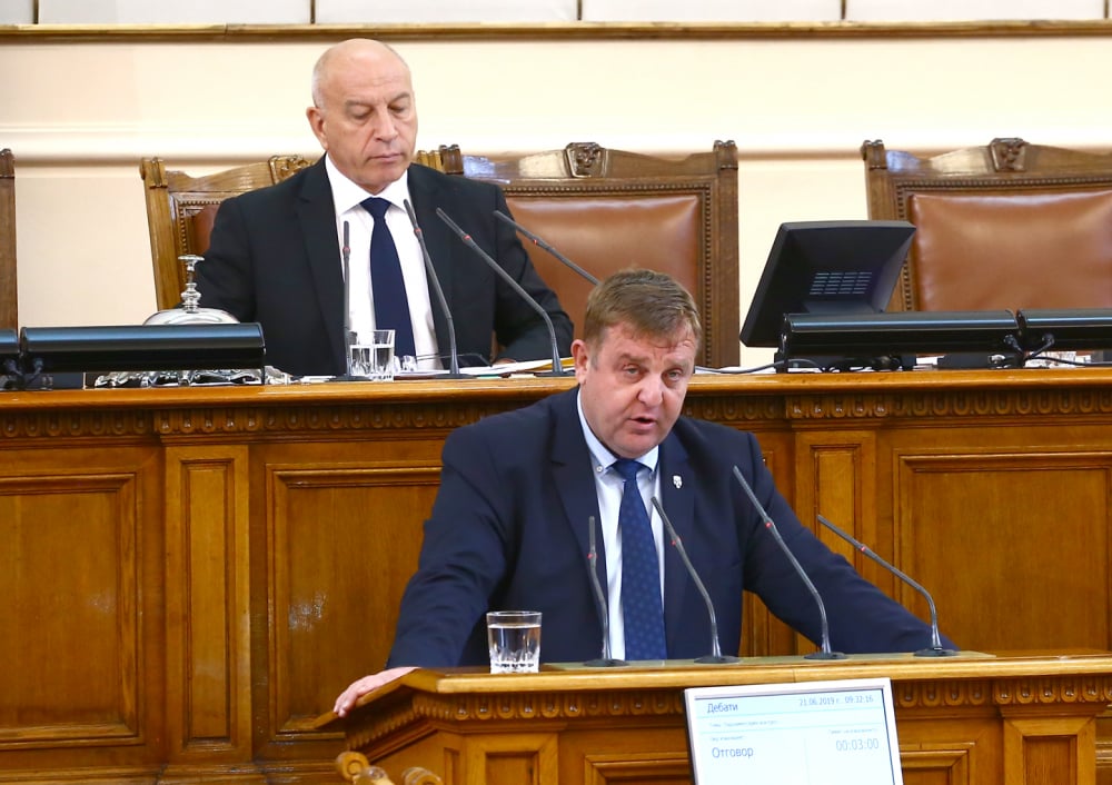 Падна главата на шефа на "Военна информация"
