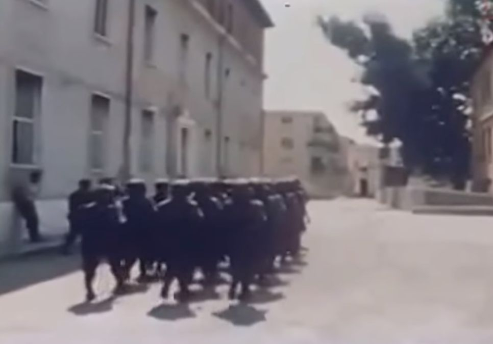 Ретро КАДРИ шокираха света! Млади девойки във военна униформа маршируват на „Тих бял Дунав“