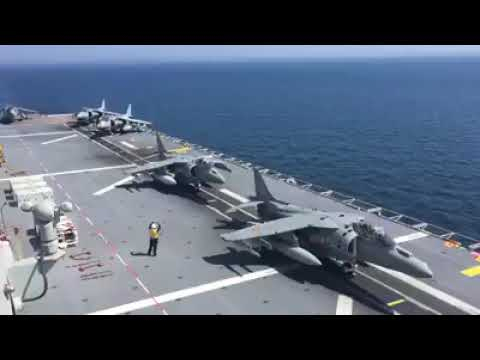 Руски бомбардировач страхува испански самолетоносач по време на учения (ВИДЕО)