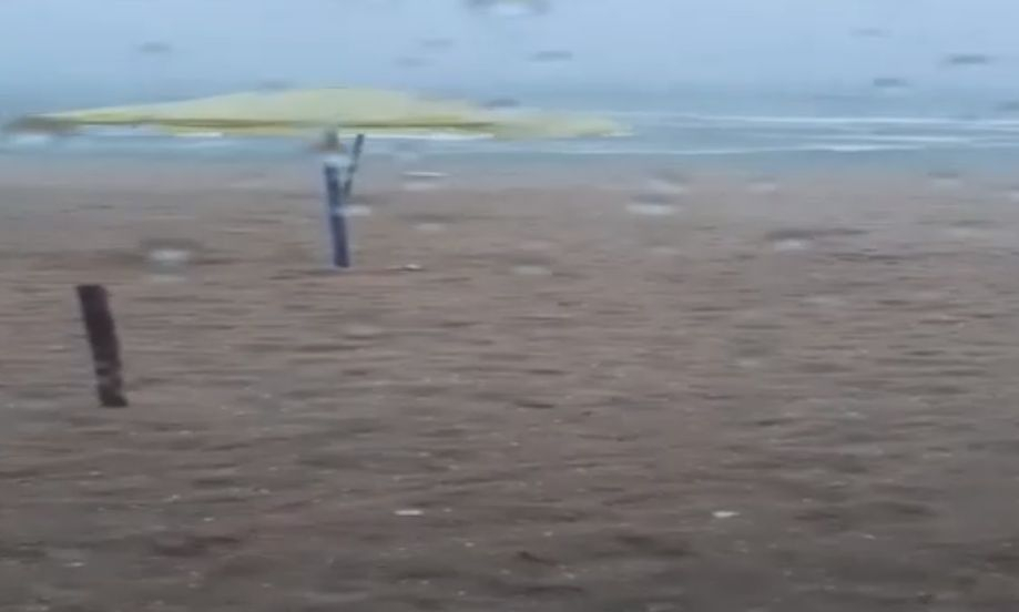 Чудо на природата: Изневиделица небето над плажа в Кранево причерня и... (ВИДЕО)