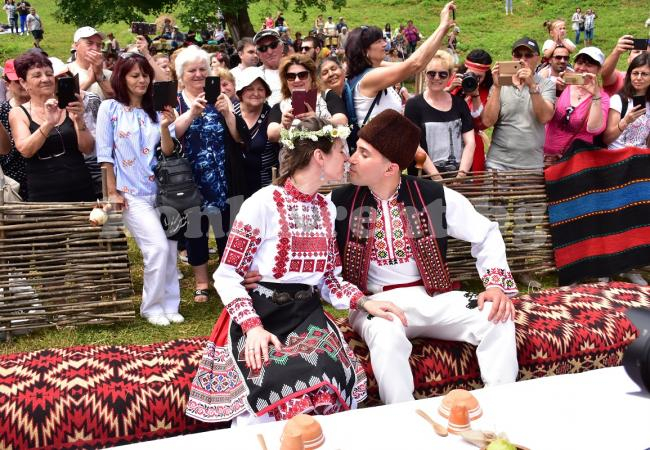 Мистични гайди и Валя Балканска венчаха младоженци на уникална церемония (СНИМКИ)