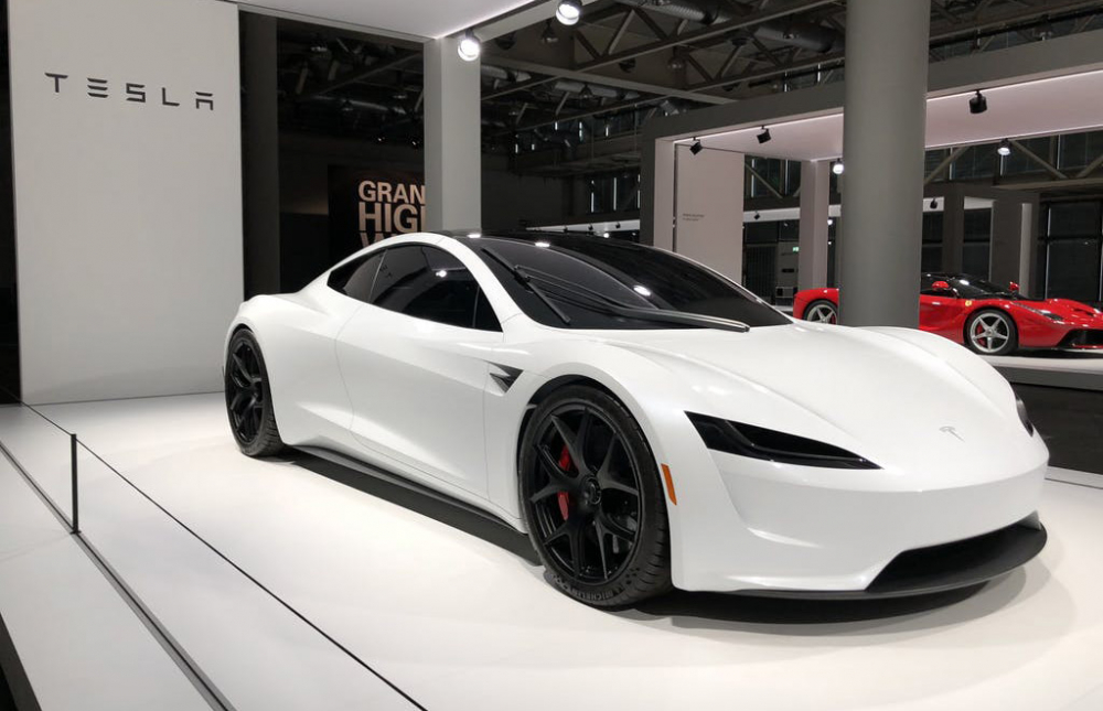 Tesla вгорчи живота на Porsche в Европа