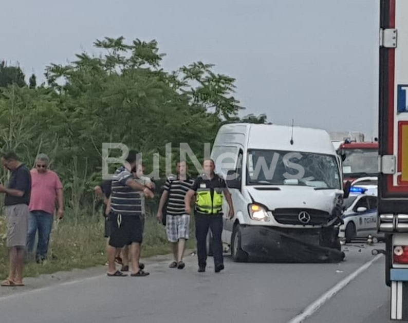 Кървава касапница в Монтанско, бял "Опел" е смачкан до неузнаваемост (СНИМКИ)