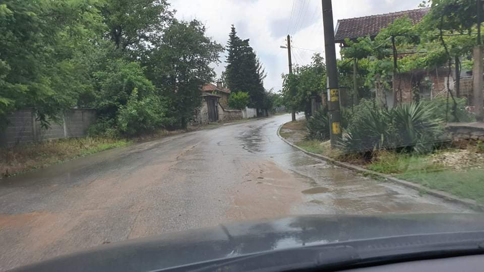 Първо в БЛИЦ: Страшна стихия помля Карловско тази заран (СНИМКИ)