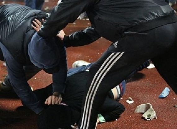Брутален масов бой в Плевенско! Бутилки и камъни полетяха по полицаи