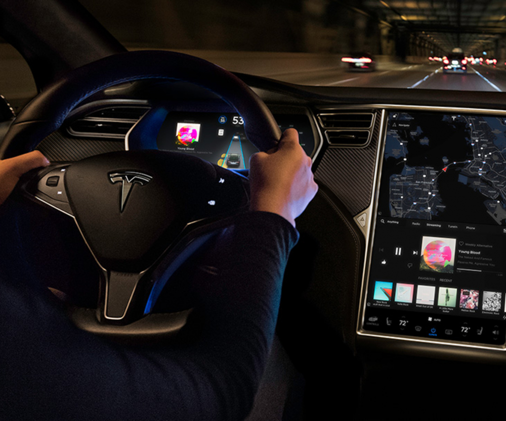 За част от секундата: Автопилотът на "Тесла" спасява колата от страшна катастрофа (ВИДЕО)