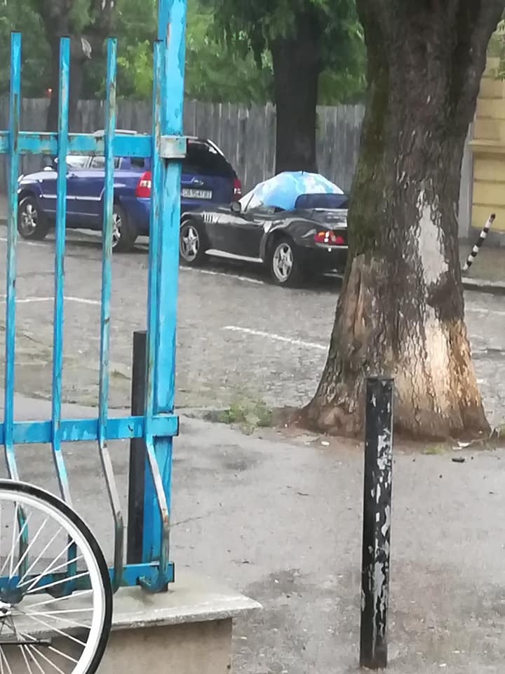 Само в БЛИЦ! Столичанин с BMW кабрио изби рибата (СНИМКИ)