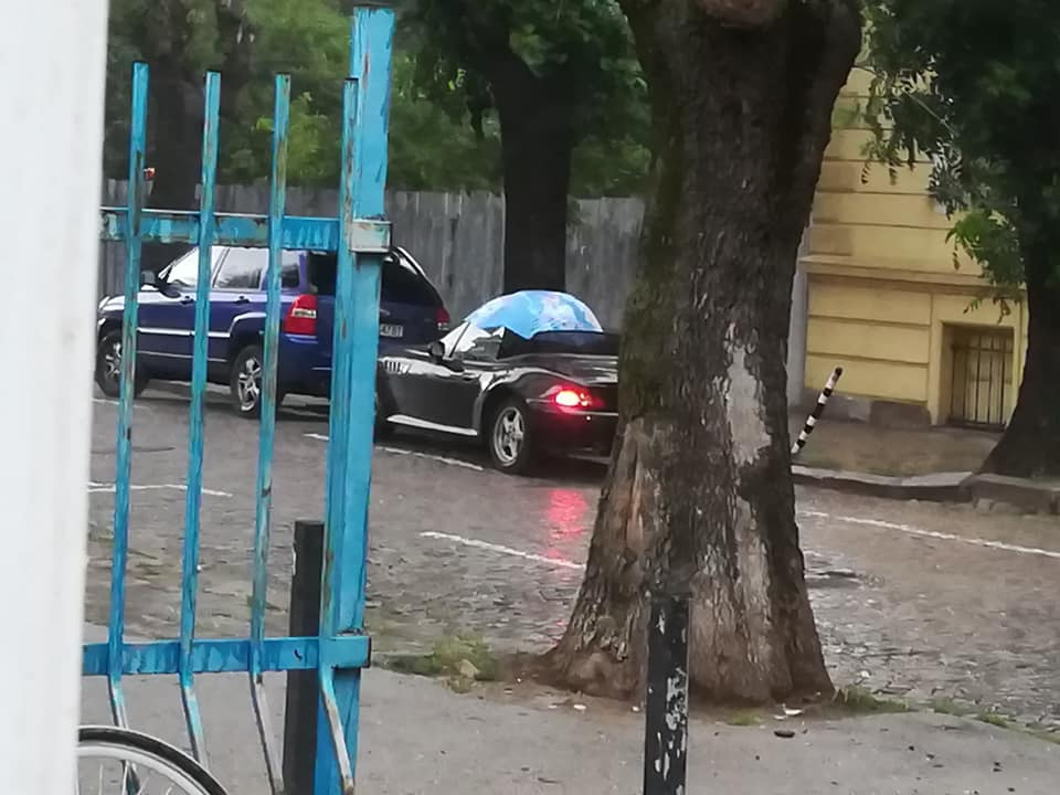 Само в БЛИЦ! Столичанин с BMW кабрио изби рибата (СНИМКИ)