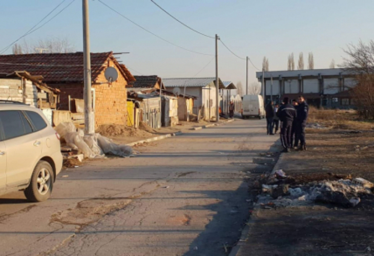 Само в БЛИЦ: Запалиха цигански къщи във Войводиново