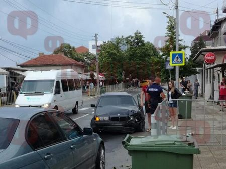 Черно БМВ се размаза брутално на пъпа на Обзор 