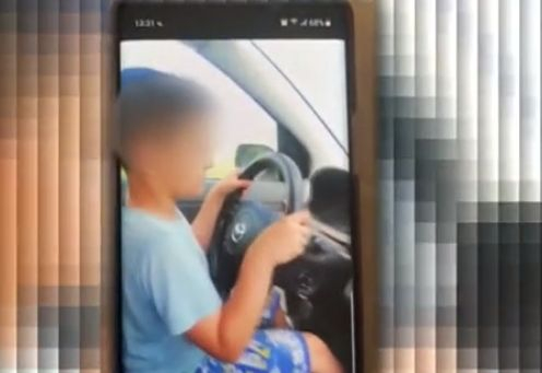 В Силистренско майка сложи невръстния си син на шофьорското място, седна гордо до него и... (ВИДЕО)