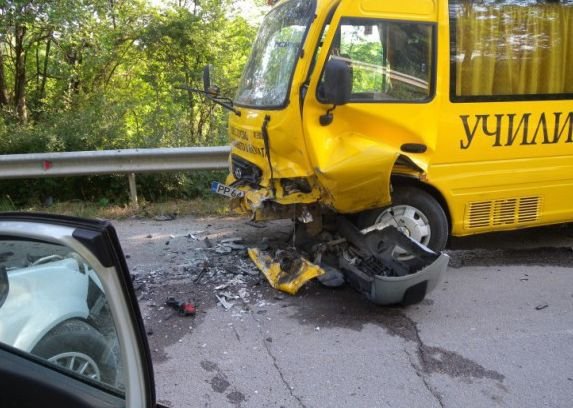 Ученици се връщаха от връх Ком, но се случи нещо ужасно с автобуса им!