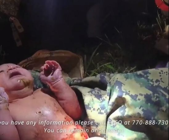 Покъртително ВИДЕО от спасяването на бебе в найлонова торба разплака мрежата (18+)