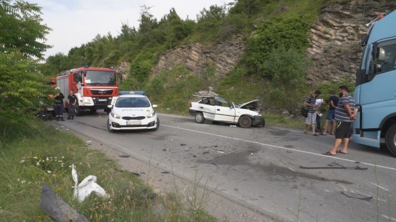 Драмата след кървавата трагедия с бял "Опел" край Монтана продължава