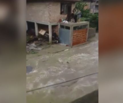 В Котел е страшно! Реката излезе от коритото си и заля всичко (ВИДЕО)