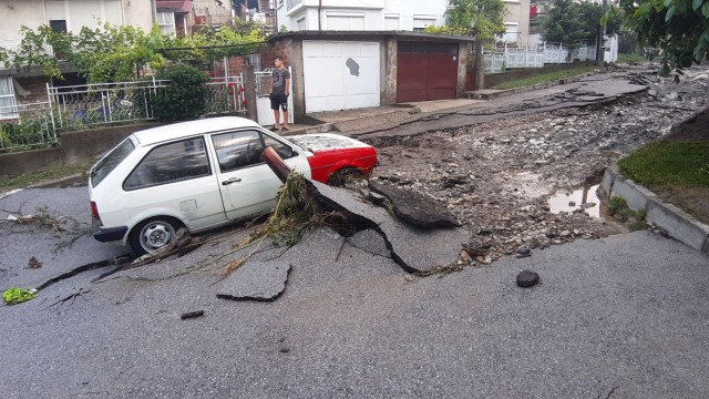 Жители на Котел проговориха за кошмара: Асфалтът по улиците се надигаше и търкаляше, страшно е 