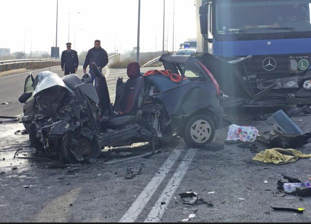 Младо момиче загина след удар в камион в Сливенско 