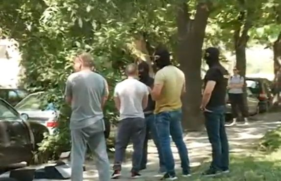 Млад полицай от 4-о Районно с белезници след акцията на СДВР, причината е... (ВИДЕО)