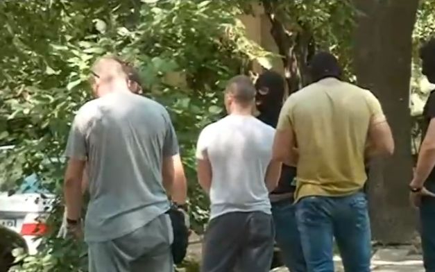 Млад полицай от 4-о Районно с белезници след акцията на СДВР, причината е... (ВИДЕО)