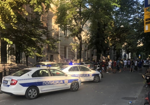 Зверска катастрофа в центъра на Белград! Автомобил се вряза в кафене (СНИМКИ)