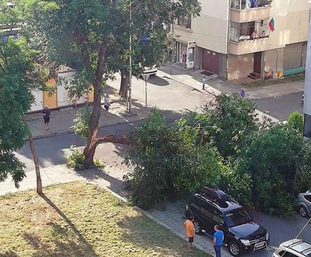Гръм и трясък: Бургас на косъм от страшна трагедия тази заран