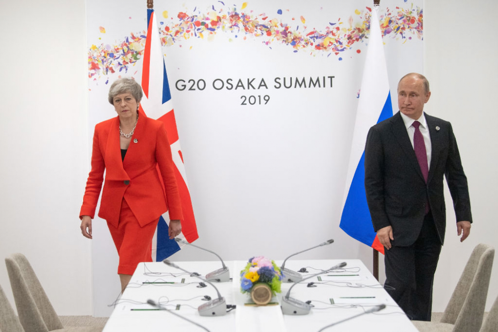 Само вижте физиономията на Тереза Мей, докато се ръкува с Путин (СНИМКИ/ВИДЕО)