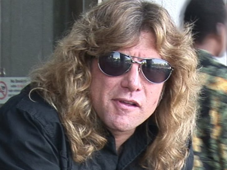 Барабанистът на Guns N' Roses е в болница, след като бе наръган с нож! 