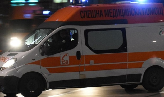 Кола с девойка и младеж се преобърна край Панчарево