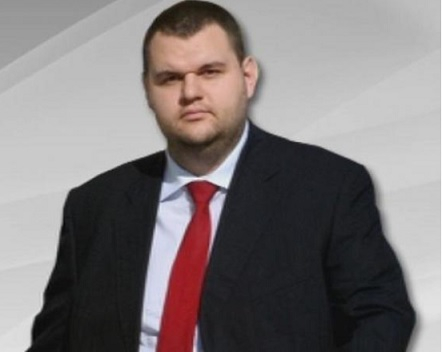 Някакви експерти по всичкология  на "Демократична България" откриха, че Пеевски им е крив 
