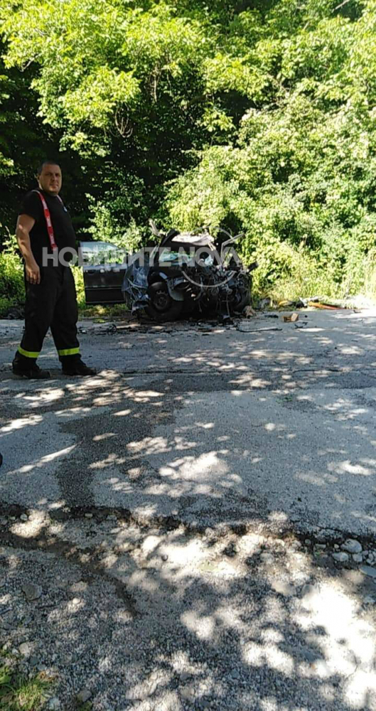 Ужасяващи СНИМКИ от касапницата между кола и автобус с ученици, оплискала с кръв Тетевенско 