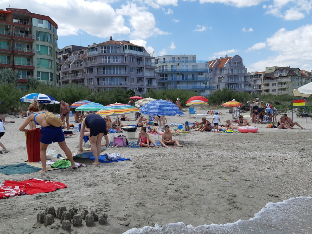 Нова драма по морето: Хотелите се пукат по шевовете, но...