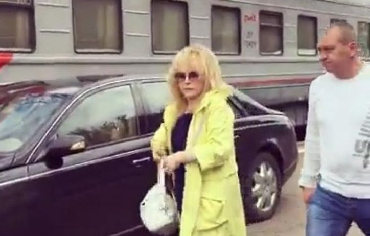 Голям скандал с Алла Пугачова и майбаха й в Москва (ВИДЕО)