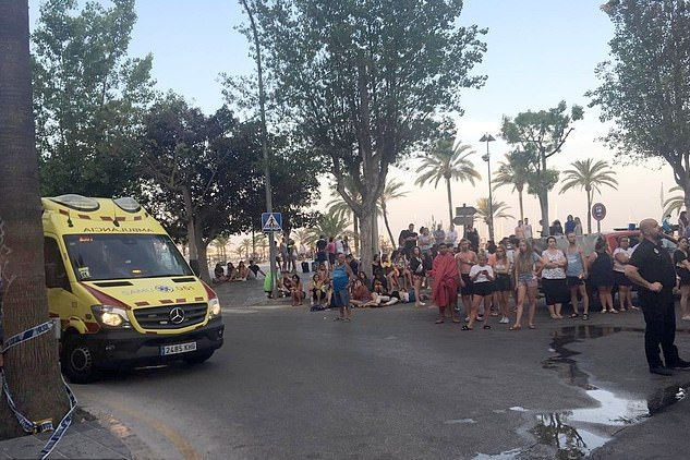Адски пожар в хотел в Майорка! Изведоха туристи по бански през прозорците (СНИМКИ)
