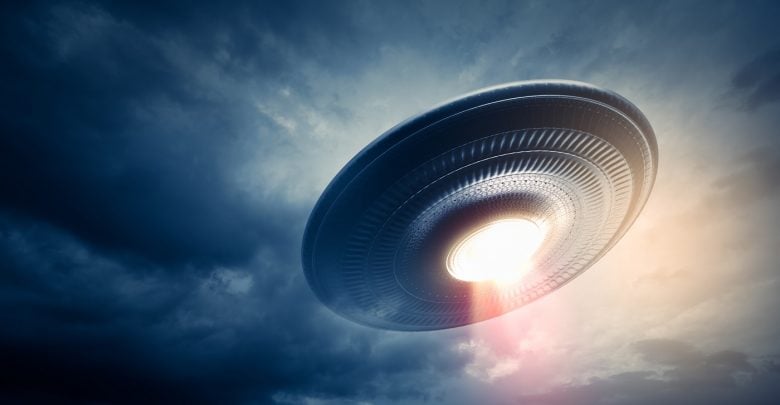 Загадъчно огромно НЛО бе запечатано на СНИМКА от Луната