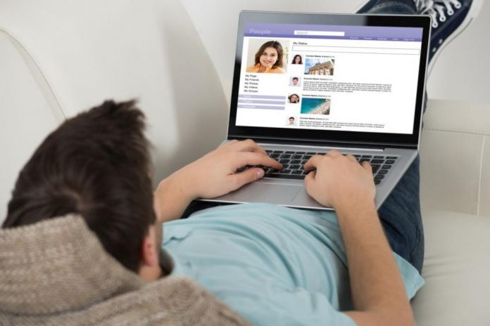 Свалячът от Tinder, измамил стотици европейки, бе арестуван в Атина 