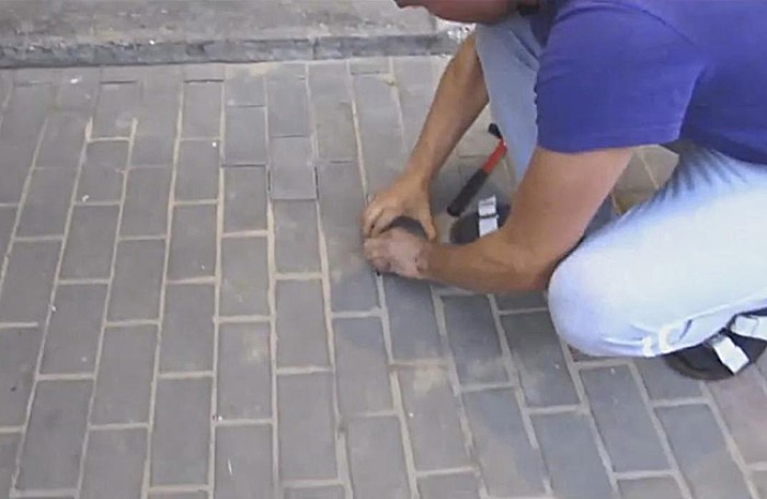 Мъж чу стенания под тротоара, разбута плочките, изрови дупка и онемя от изненада