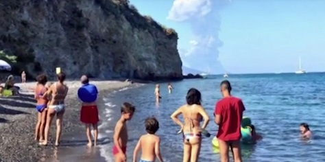 Туристи бягат в морето при изригването на вулкана в Стромболи (ВИДЕО)