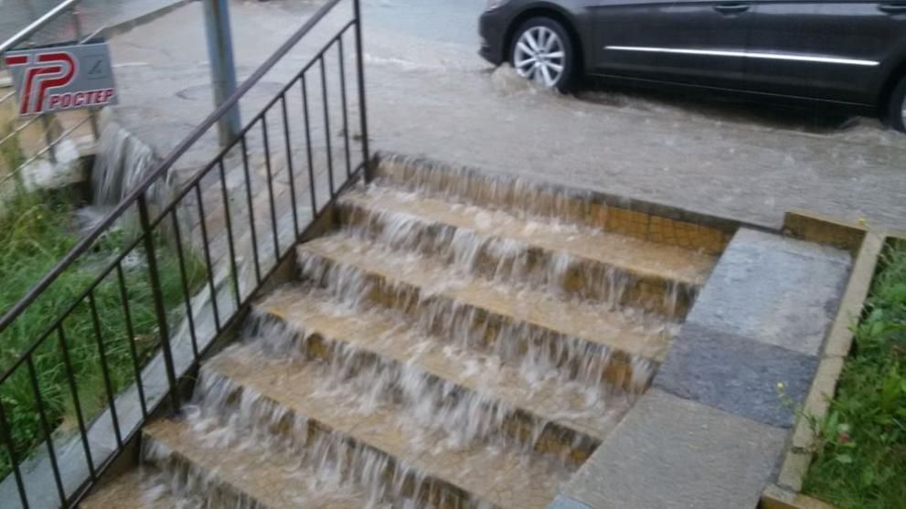Мощна буря удари Смолян, улиците са под вода! (СНИМКИ)