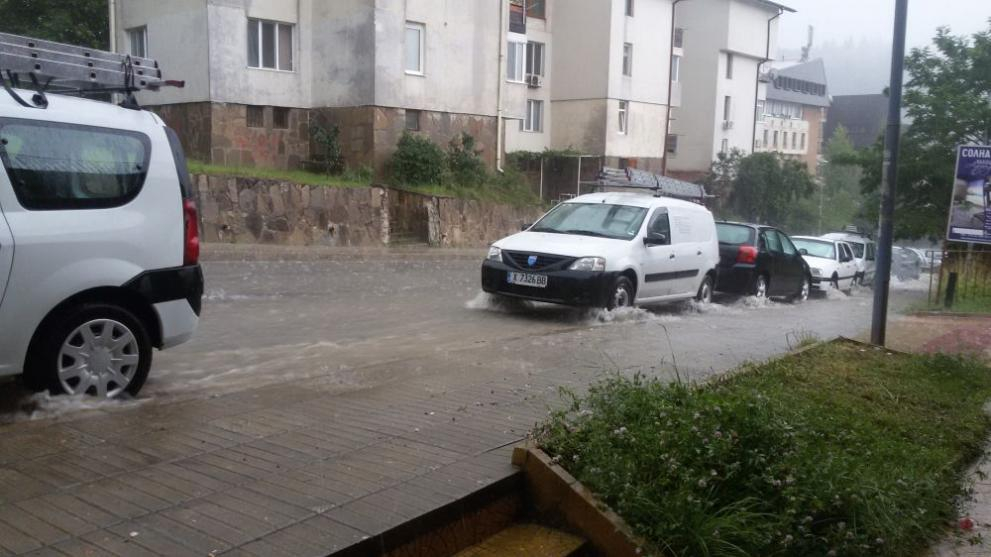 Мощна буря удари Смолян, улиците са под вода! (СНИМКИ)