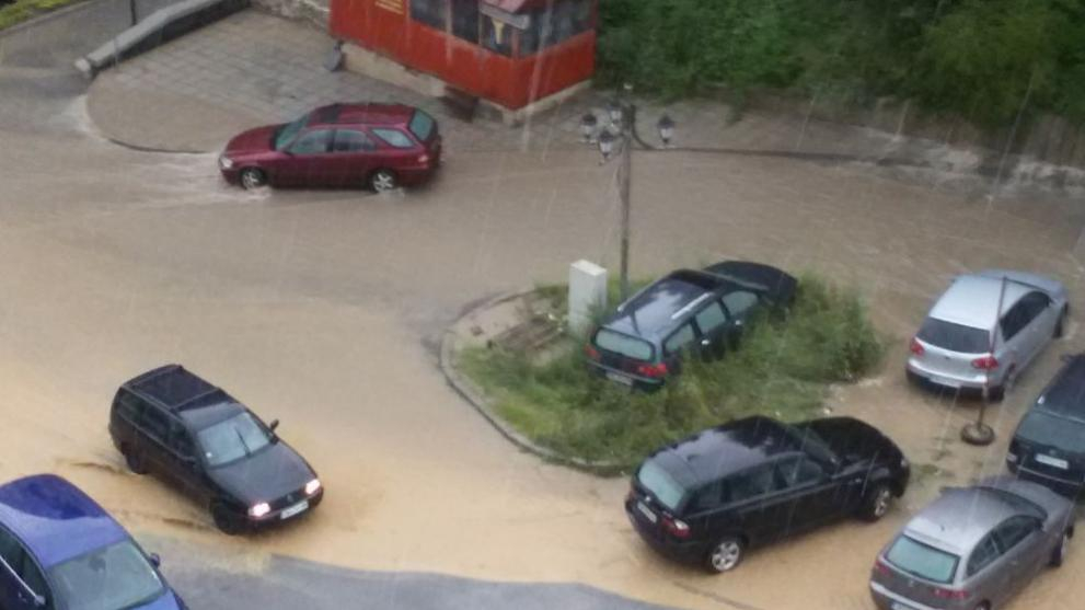 Мощна буря удари Смолян, улиците са под вода! (СНИМКИ)